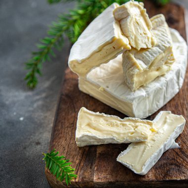 Coulommier 'ler, camembert ve brie peyniri taze sağlıklı yemek atıştırmalığı diyeti masanın arka planında.