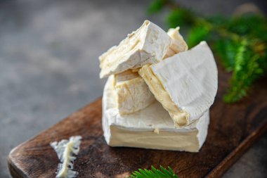 Coulommier 'ler, camembert ve brie peyniri taze sağlıklı yemek atıştırmalığı diyeti masanın arka planında.
