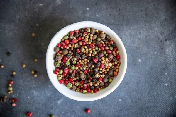 Grains Poivre Épices Poivre Rouge Noir Vert Blanc Coriandre Fraîche — Photo