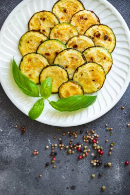 Kabak kızartılmış sebzeler. Fotokopi masasında taze sağlıklı yemek yiyecekler. Arka planda uzay yiyecekleri.