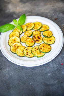 Kabak kızartılmış sebzeler. Fotokopi masasında taze sağlıklı yemek yiyecekler. Arka planda uzay yiyecekleri.