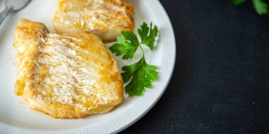 Kızarmış balık taze deniz ürünleri morina balığı ikinci tabak yemek atıştırmalığı fotokopi uzayı arka planında  