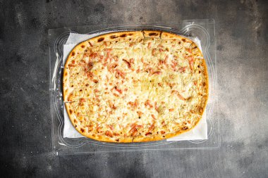 Flammkuchen baharatlı pastırma, soğan, ekşi kremalı pastırma masada taze yemek atıştırmalığı.