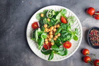 salata nohutları, baklagiller, marul, mache, domates taze sağlıklı yemek abur cubur diyeti masada fotokopi uzayı yemek arka plan kırsal üst görüş keto veya paleo diyet vejetaryen veya vejetaryen gıda 