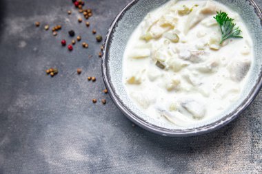Ringa ekşi krema sosu taze sağlıklı yemek abur cubur diyeti masanın üzerinde fotokopi uzayı yiyecek arka plan kırsal manzaralı peskataryan diyeti