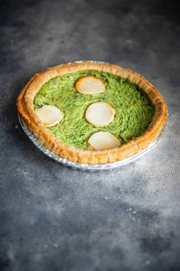 Ispanak aromalı turta yeşil peynir taze sağlıklı yemek atıştırmalığı diyeti masada fotokopi uzayı arka plan kırsal manzarası