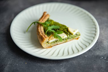 Ispanak aromalı turta yeşil peynir taze sağlıklı yemek atıştırmalığı diyeti masada fotokopi uzayı arka plan kırsal manzarası