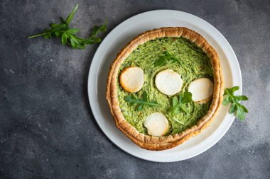 Ispanak aromalı turta yeşil peynir taze sağlıklı yemek atıştırmalığı diyeti masada fotokopi uzayı arka plan kırsal manzarası