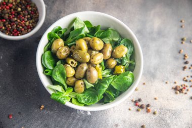 Zeytin salatası yeşil yaprak marul, mache mısır marul taze sağlıklı yemek atıştırmalık diyet masanın üzerinde fotokopi uzayı arka plan arka plan kırsal üst görüş keto veya paleo diyet vejetaryen veya vejetaryen gıda