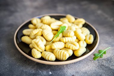 Gnocchi çiğ patates hamuru mutfağı masada taze yemek atıştırmalığı fotokopi alanı yemek arka planı