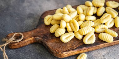 Gnocchi çiğ patates hamuru mutfağı masada taze yemek atıştırmalığı fotokopi alanı yemek arka planı