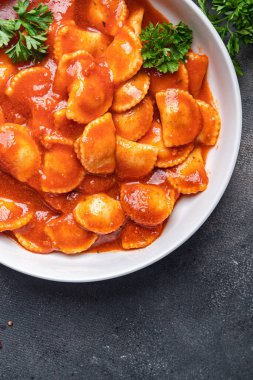 Ravioli doldurulmuş et makarnası domates sosu taze yemek sağlıklı yemek atıştırmalığı diyeti masada fotokopi uzayı arka plan kırsal manzarası