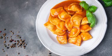 Ravioli doldurulmuş et makarnası domates sosu taze yemek sağlıklı yemek atıştırmalığı diyeti masada fotokopi uzayı arka plan kırsal manzarası