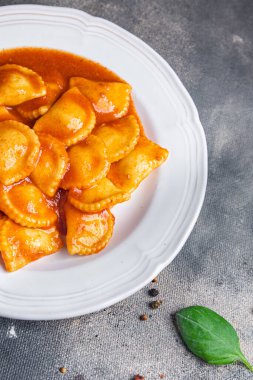 Ravioli doldurulmuş et makarnası domates sosu taze yemek sağlıklı yemek atıştırmalığı diyeti masada fotokopi uzayı arka plan kırsal manzarası