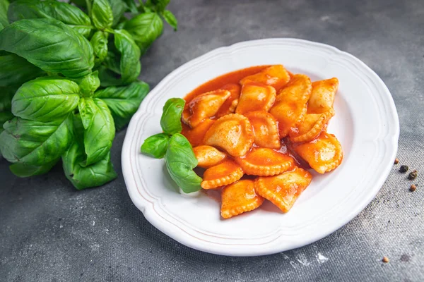 Ravioli Isian Pasta Daging Saus Tomat Hidangan Segar Makanan Ringan — Stok Foto