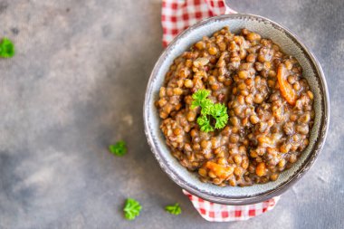 yeşil mercimek sebze mutfağı taze sağlıklı yemek diyet aperatifi masa fotokopisi uzay yemeği arka planında 