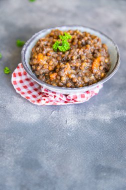 yeşil mercimek sebze mutfağı taze sağlıklı yemek diyet aperatifi masa fotokopisi uzay yemeği arka planında 