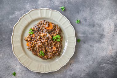 yeşil mercimek sebze mutfağı taze sağlıklı yemek diyet aperatifi masa fotokopisi uzay yemeği arka planında 