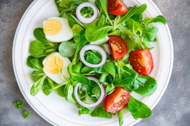 Yumurta salatası sebzesi, domates, soğan, marul yeşili, taç yaprağı taze sağlıklı yemek atıştırmalığı diyeti. 