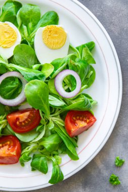 Yumurta salatası sebzesi, domates, soğan, marul yeşili, taç yaprağı taze sağlıklı yemek atıştırmalığı diyeti. 