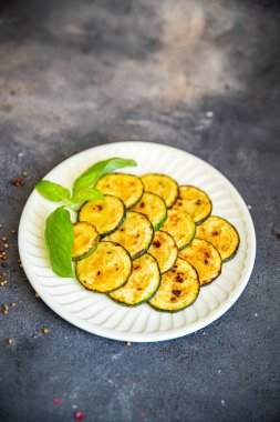 Kızarmış kabak sebzeli ızgara taze yemek atıştırmalığı. Fotokopi masasında.