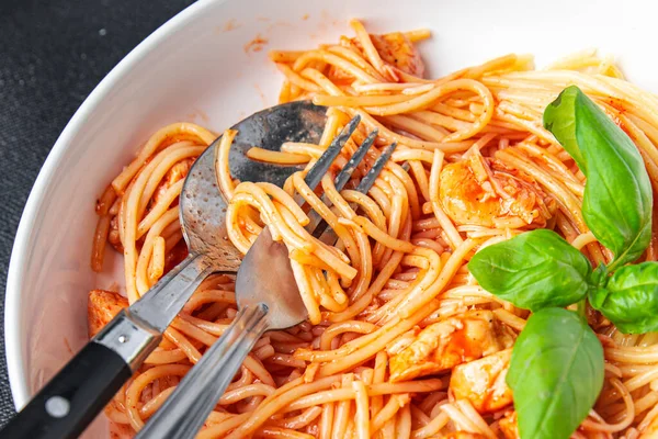 Makaron Spaghettitomato Sos Kurczak Mięso Świeże Zdrowe Posiłek Jedzenie Przekąska — Zdjęcie stockowe