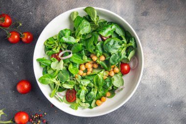 Nohut salatası baklagilleri, marul, mache, domates taze sağlıklı öğün atıştırmalık diyeti masa başı yemek arka plan kırsal 