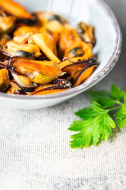 Masadaki midyeler taze deniz ürünleri fotokopisi. 
