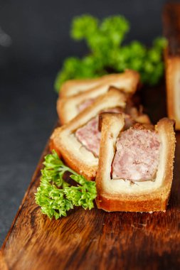 köfte köfte domuz eti ya da sığır eti, tavuk fransız yemeği masada taze yemek atıştırmalığı fotokopi uzayı yemek arka planı  