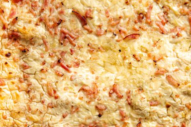 Flammkuchen pastırması, soğan, ekşi kremalı pastane turtası yemek atıştırmalığı.