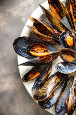 Kabuklu midyeler masada taze deniz ürünleri yiyecekler fotokopisi. 