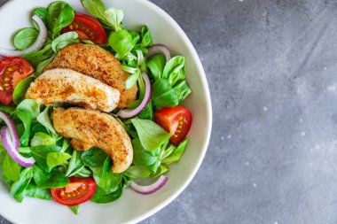 tavuklu salata sebze, yeşil marul yaprakları mutfak taze sağlıklı yemek abur cubur diyeti masada fotokopi uzayı yemek arka planında