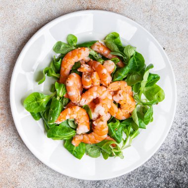 Karides salatası, deniz ürünleri, sağlıklı yemek, abur cubur diyeti, fotokopi masasında.