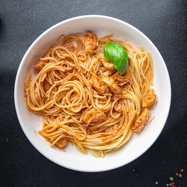 Pasta Spaghetti Tomatensauce Hühnerfleisch Frische Mahlzeit Lebensmittel Snack Auf Dem — Stockfoto