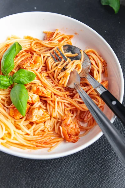 Macarrão Espaguete Molho Tomate Frango Carne Refeição Fresca Comida Lanche — Fotografia de Stock