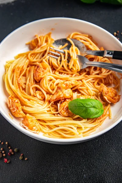 Макарони Спагетті Томатний Соус Куряче Ясо Свіжа Їжа Закуска Столі — стокове фото