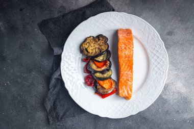 somon balığı ve patlıcan. İkinci tabak taze yemek. Masada sağlıklı yemek atıştırmalıkları. 