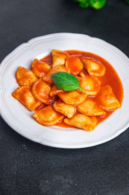 Makarna doldurulmuş ravioli balığı. Domates sosu. Taze yemek. 