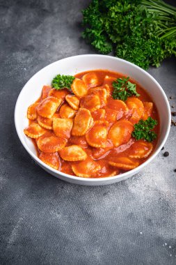 Makarna doldurulmuş ravioli balığı. Domates sosu. Taze yemek. 