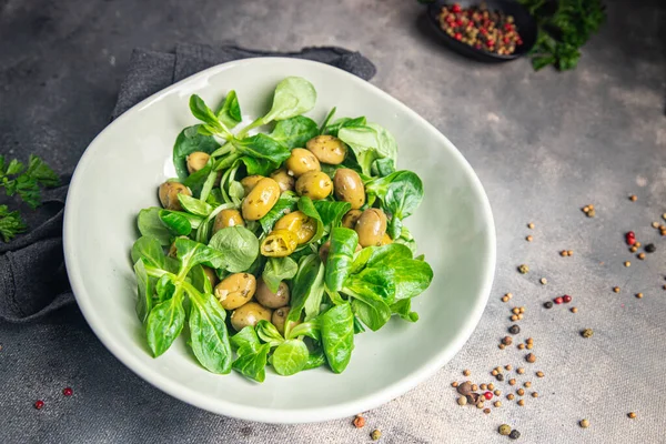 Salada Verde Azeitona Alface Foliar Alface Milho Mache Refeição Saudável — Fotografia de Stock