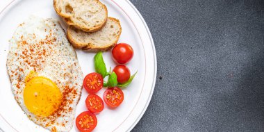 Kızarmış yumurta, domates, kahvaltılık sağlıklı yemek atıştırmalığı diyeti fotokopi masasında. Arka plan kırsal yemek manzarası.