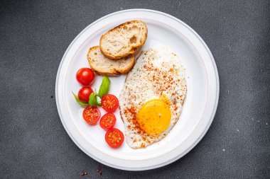 Kızarmış yumurta, domates, kahvaltılık sağlıklı yemek atıştırmalığı diyeti fotokopi masasında. Arka plan kırsal yemek manzarası.