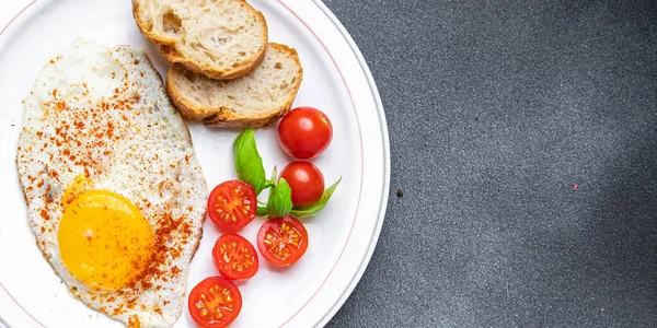 Kızarmış yumurta, domates, kahvaltılık sağlıklı yemek atıştırmalığı diyeti fotokopi masasında. Arka plan kırsal yemek manzarası.