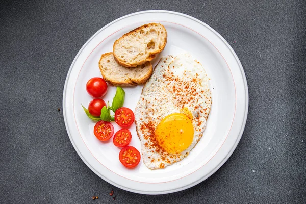 Kızarmış yumurta, domates, kahvaltılık sağlıklı yemek atıştırmalığı diyeti fotokopi masasında. Arka plan kırsal yemek manzarası.
