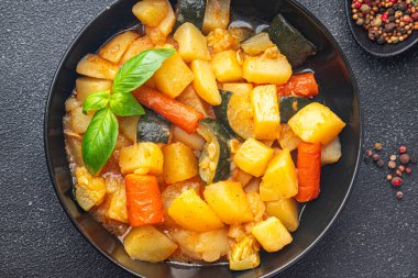 Sebze ikinci sınıf yahni patates, havuç, kabak taze yemek. Masada sağlıklı yemek. 