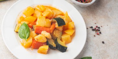 Sebze ikinci sınıf yahni patates, havuç, kabak taze yemek. Masada sağlıklı yemek. 