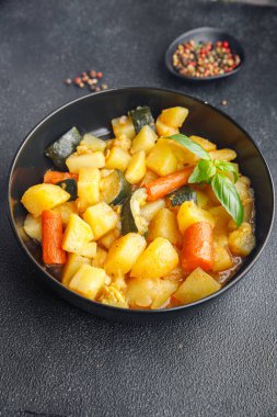 Sebze ikinci sınıf yahni patates, havuç, kabak taze yemek. Masada sağlıklı yemek. 