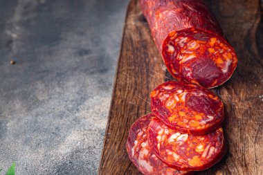 Sosisli sucuklu et yemeği. Masada atıştırmalık. Fotokopi odası yemek arka planında. 