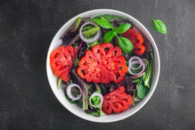 Salata domates taze sebze sağlıklı yemek atıştırmalığı masanın üzerinde fotokopi alanı yemek arka planı 