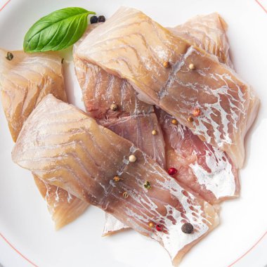 Balık, fileto çiğ deniz mahsulü taze sağlıklı yemek atıştırmalığı diyetini masanın üstünde fotokopi çekerek söyledi. 